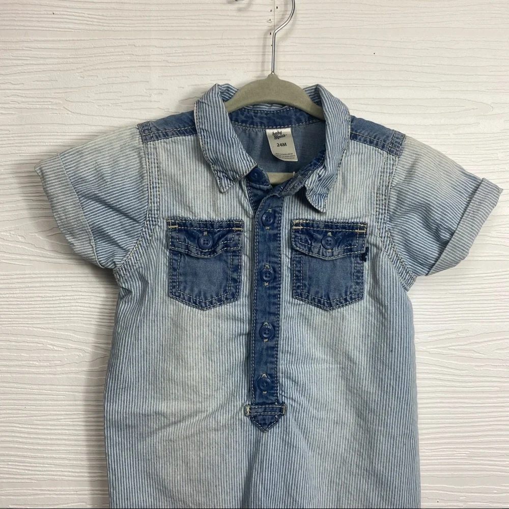OshKosh Bgosh button closure